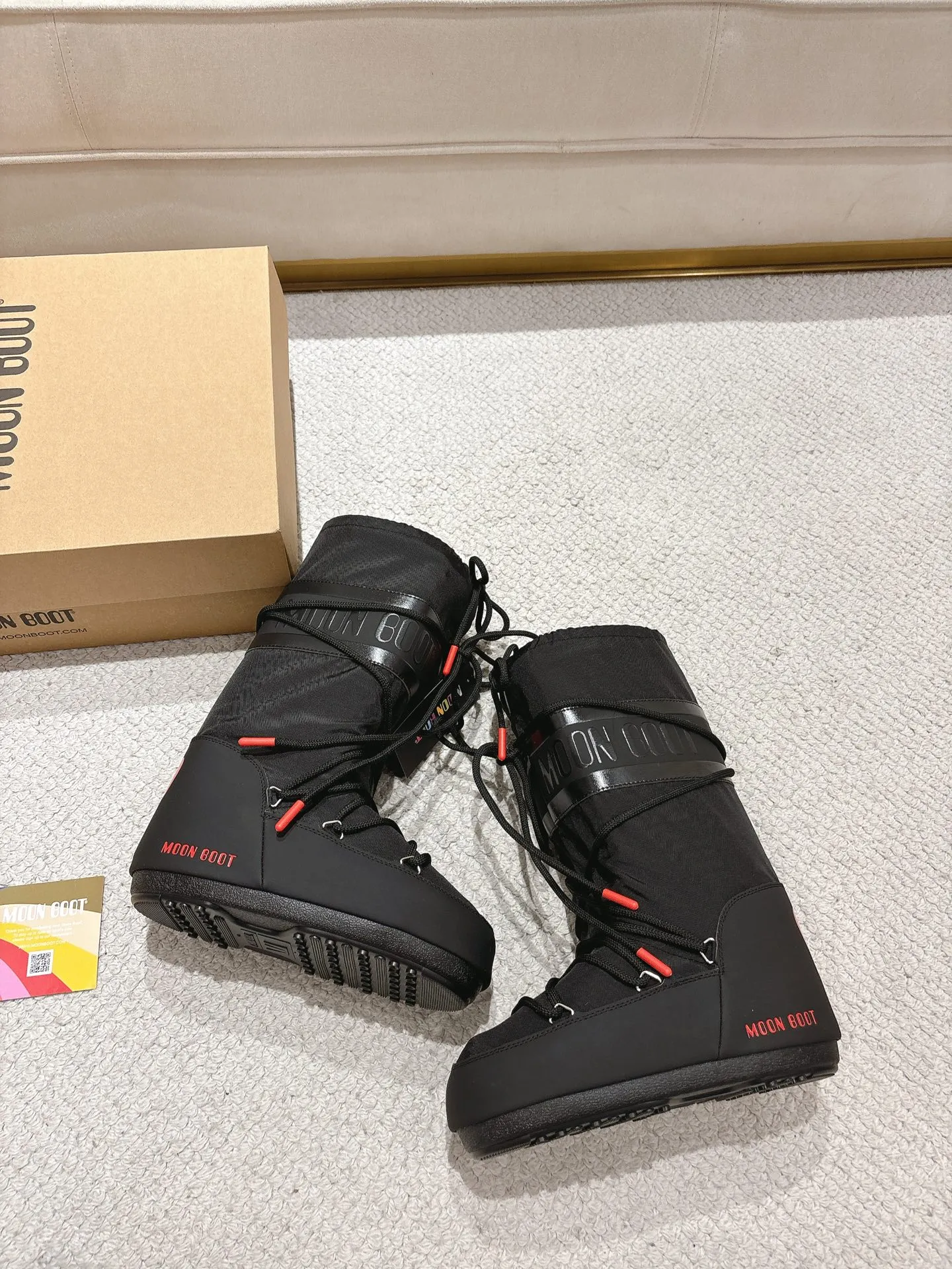 p700 long love style: ❤️ Moon Boot2025 vs autumn and winter popular snow boots series... [Ugly Moon Snow Boots] Forget UGG, fashionable people are wearing Moon Boot snow boots. If you find it difficult to accept the revival of UGG, then there is now a more alternative snow boot that is back, with an inner diameter of 4 cm. That is the Moon Boot. It was already very popular in the millennium. Back then, Paris Hilton and Victoria Beckham Celebrities often wear it, and now the Y2K trend is popular again. The same style is worn by young people in QQ shows, and the ugly snow boots that are shown in thousands of people have become popular again, regardless of men and women. They look slim but warm and easy to wear... ❶Fabric: Original custom/cowhide/woven wool/high mercerized waterproof cloth ❷Inner: original 100% silk cotton liner ❸foot: original 100% silk cotton liner ❹ Outsole: Original molded two-color non-slip outsole ❺ Sole thickness: 4cm (including **) ❻ Code number: 35/38; 39/41; ❼ Packaging: Original full set of packaging ☀ Color: Official website updated simultaneously